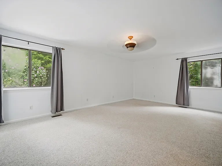 1044 Commodore Dr — Photo 15