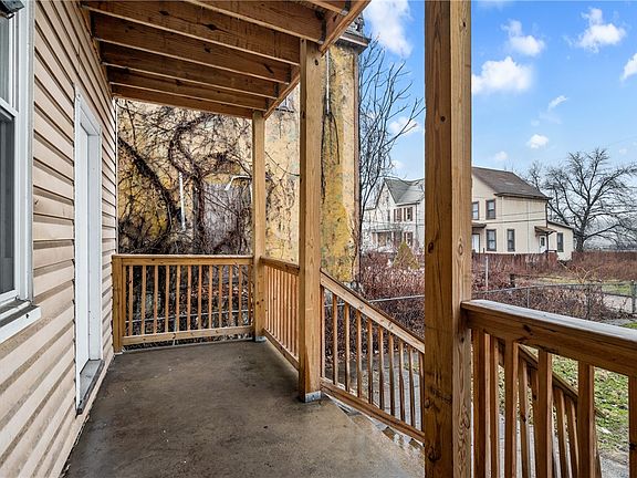 5th image of 902 Robinson St