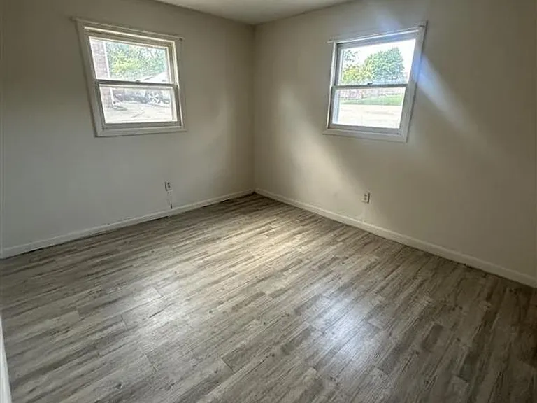 200 Commercial St — Photo 6