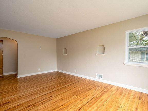 5th image of 1066 Linn Ave