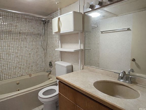 4th image of 1088 Bishop St APT 1404