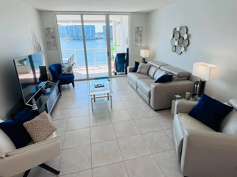 18100 N Bay Rd #508 — Photo 35
