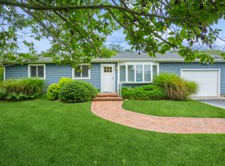 19 Fairview Rd, Hampton Bays, NY 11946