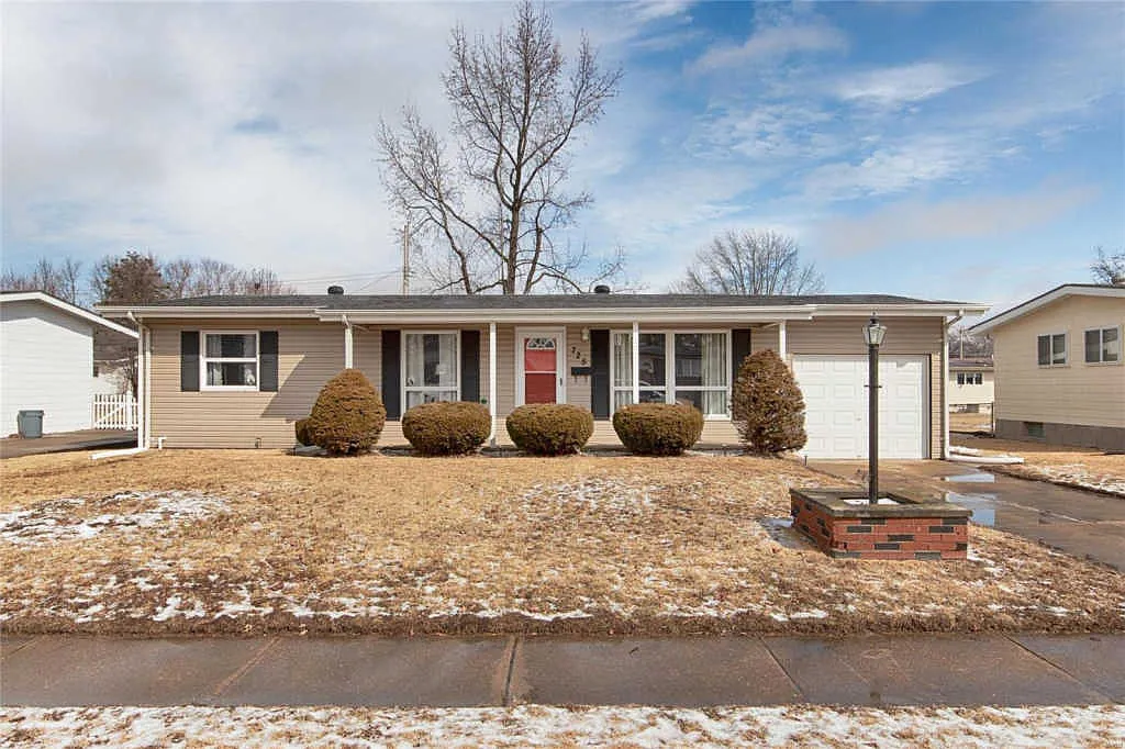 725 Redwing Dr photo 1