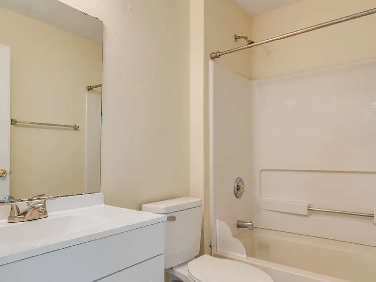 840 W Georgia St #B — Photo 26