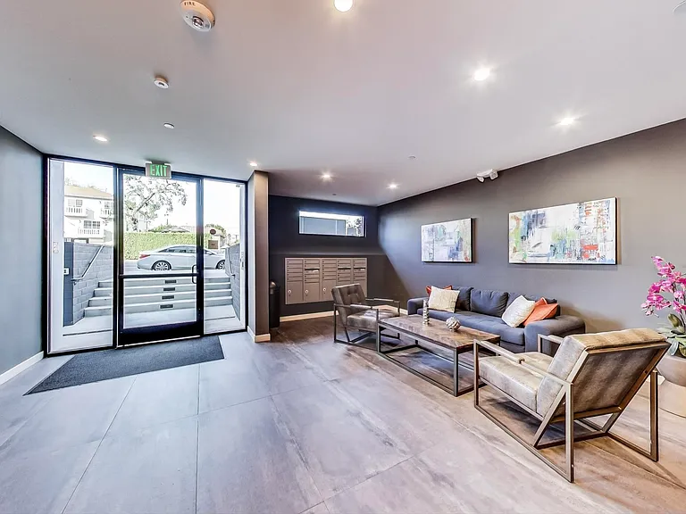 11616 Burbank Blvd #Penthouse 2 — Photo 4