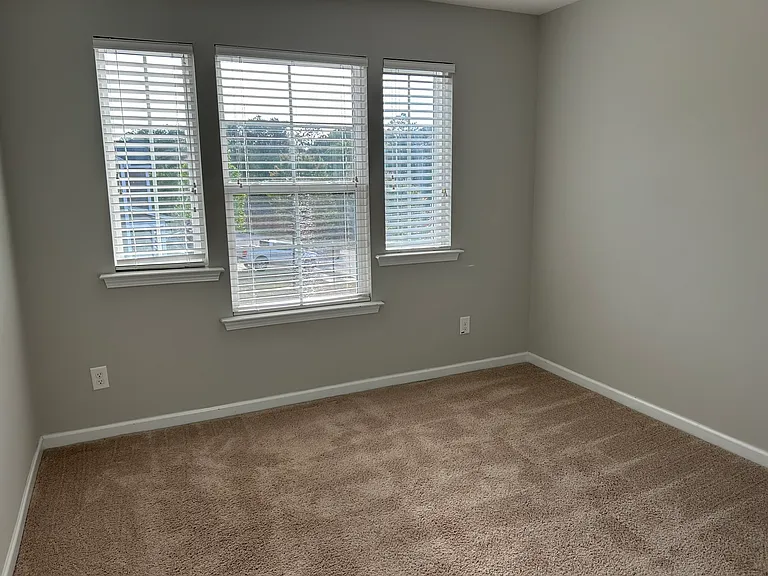 529 Finnegan Ln — Photo 15