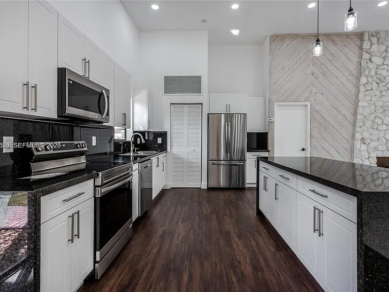 601 Leslie Dr — Photo 2