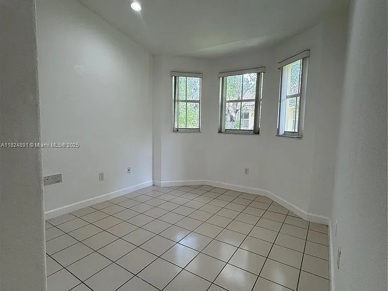 1536 SE 25th St #206 — Photo 6
