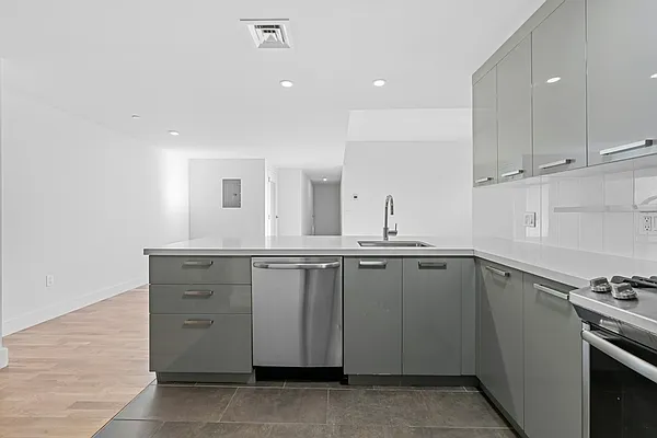 Rented by Lisa Management | media 30