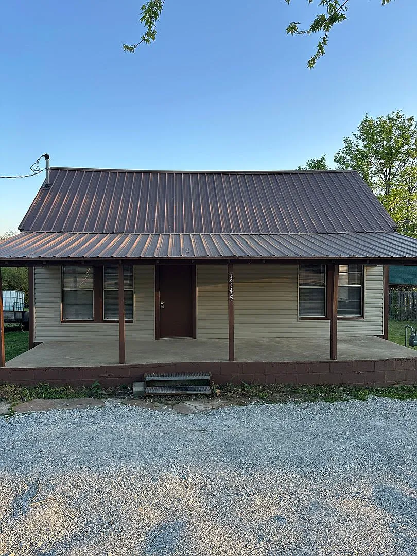 Available Now! Spacious 2 Bedroom, 1 Bathroom Home with Bonus Room & Huge Backyard — Photo 1