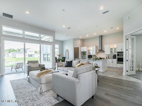 4th image of 121 COUNTRY FERN Drive
