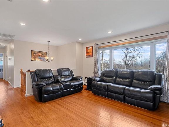 3rd image of 11 Sycamore Dr