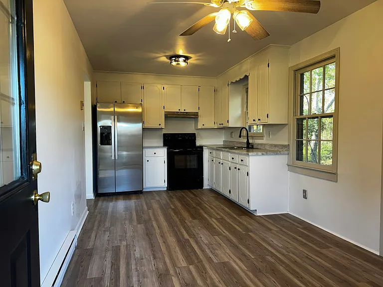 102 Busbee Ct — Photo 1
