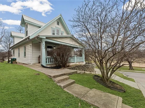 1902 W 47th Ter, Westwood, KS 66205