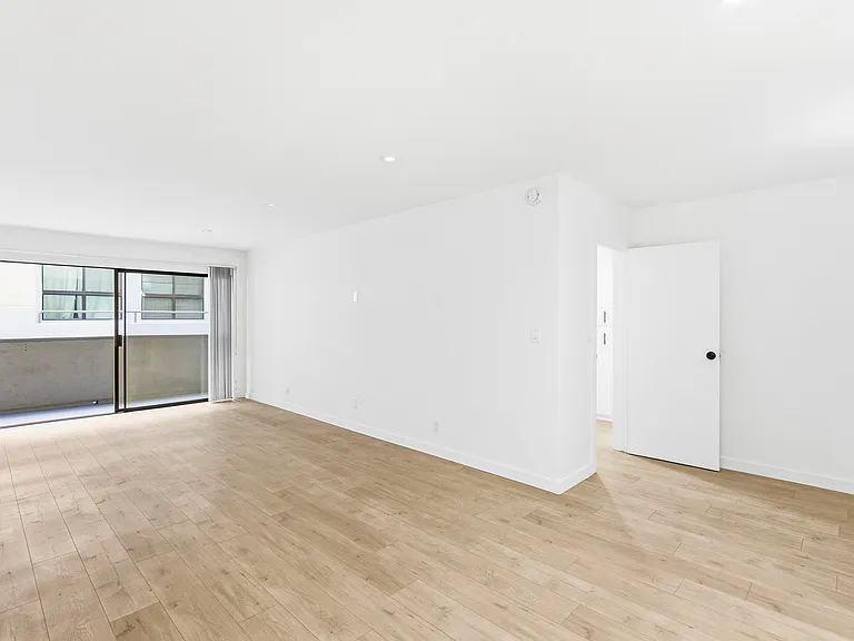 642 NW Knoll Dr — Photo 3