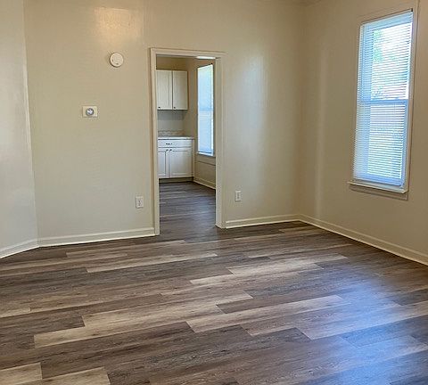 3rd image of 915 W Macqueen Ave