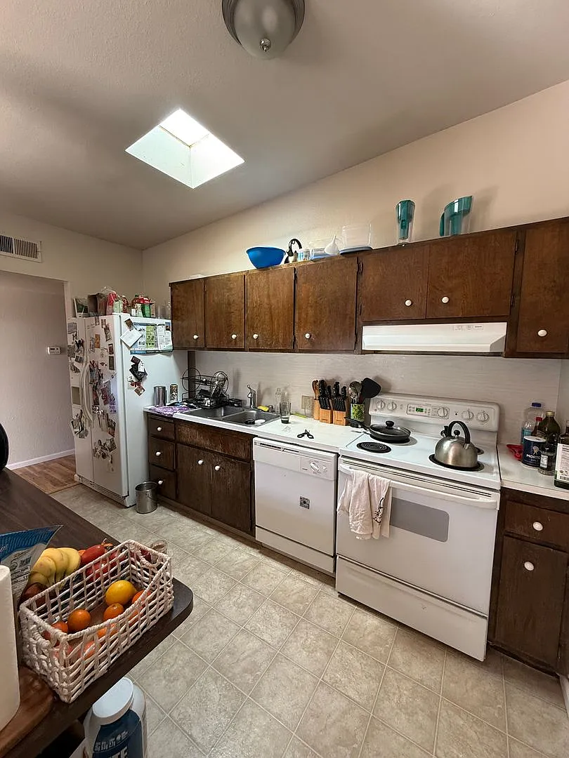 Charming 3-bedroom, 2-bathroom duplex in West Davis. — Photo 2