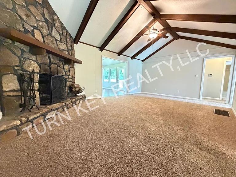 2221 Diane Dr — Photo 4