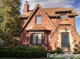 1630 Newcastle Rd, Grosse Pointe Woods, MI 48236