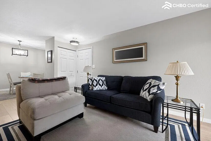 Beautiful Remodeled Fully Furnished Home — Photo 3
