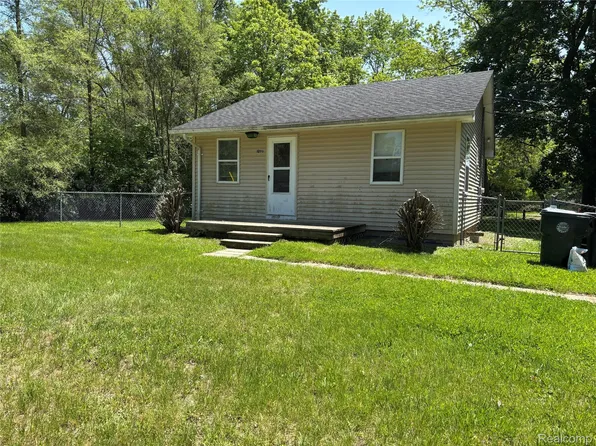 1096 Bayfield St, Lake Orion, MI 48362