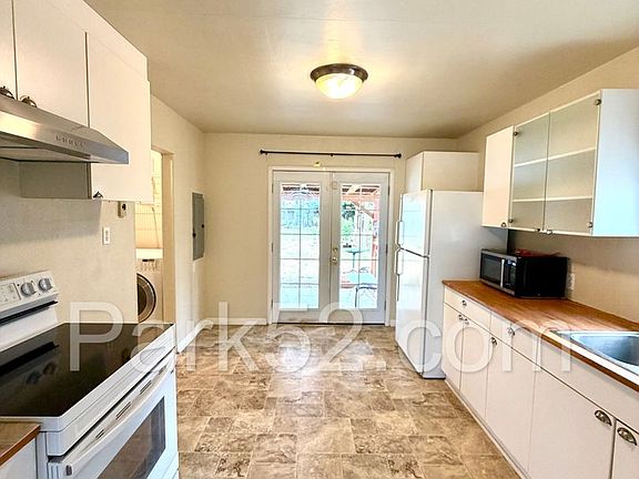 4th image of 1043 S Oxford St