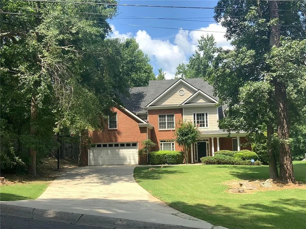 5 bed, 3.0 bath, 3300 sqft, $3,600 — Photo 2