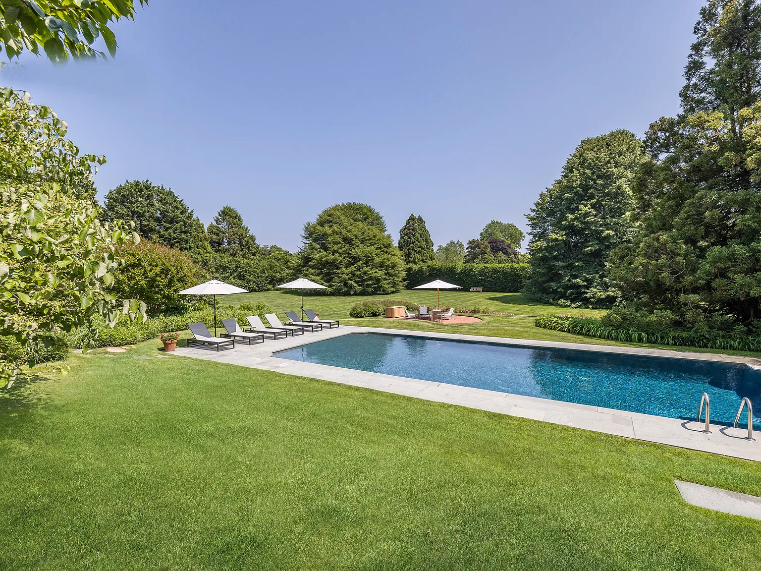 Serene East Hampton South Traditional with Beautiful Grounds — Photo 4