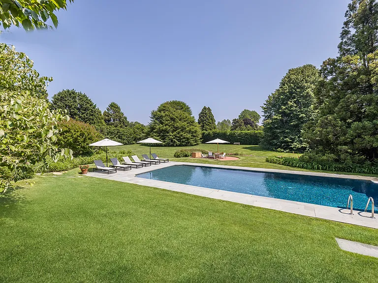 17 Apaquogue Rd — Photo 3