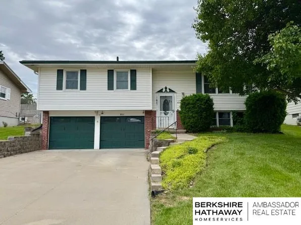 8817 Weir St, Omaha, NE 68127