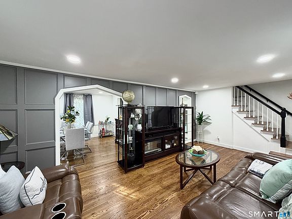 5th image of 162 Sheppard Street