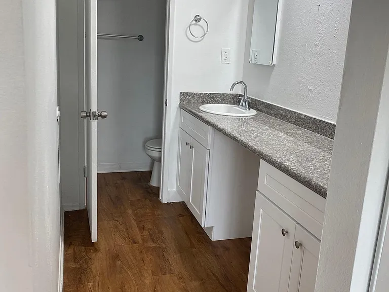 8512 Balboa Blvd #11 — Photo 12