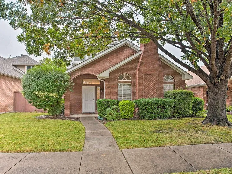 544 Raintree Cir — Photo 2