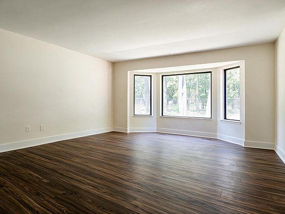 5th image of 11343 Common Rd