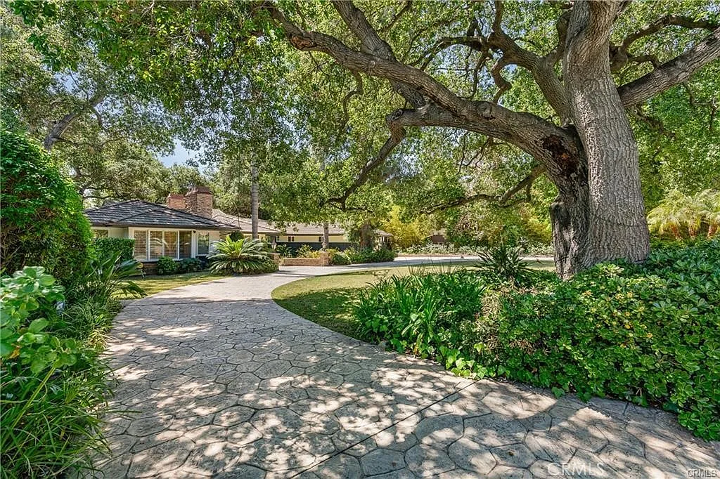 4 bed, 3704 sqft, $10,800 — Photo 1