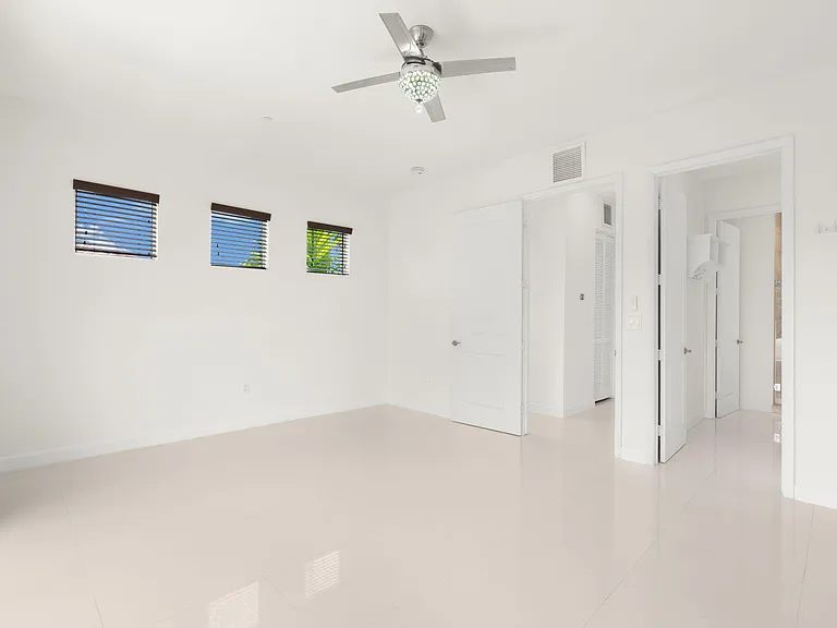 622 NE 10th Ave — Photo 31