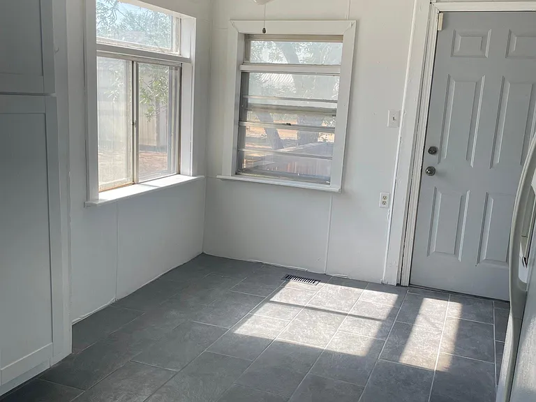 405 W Grand Ave — Photo 18