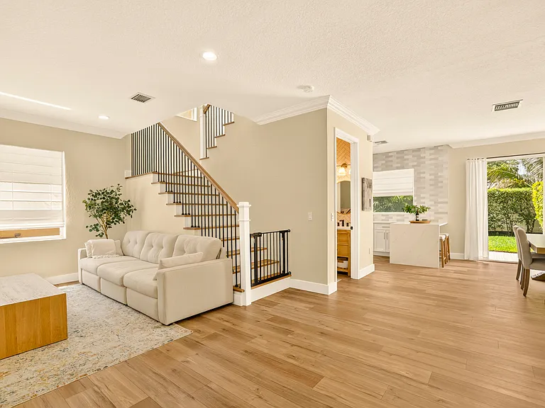 7630 Topiary Ave — Photo 4