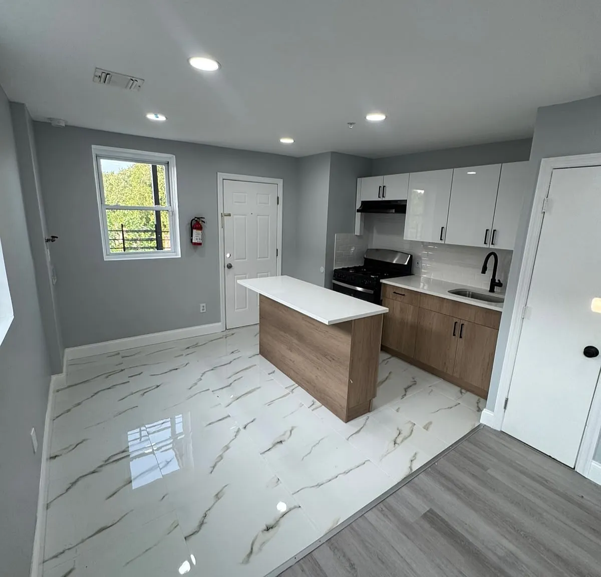 4 bed, 800 sqft, $2,550 — Photo 1