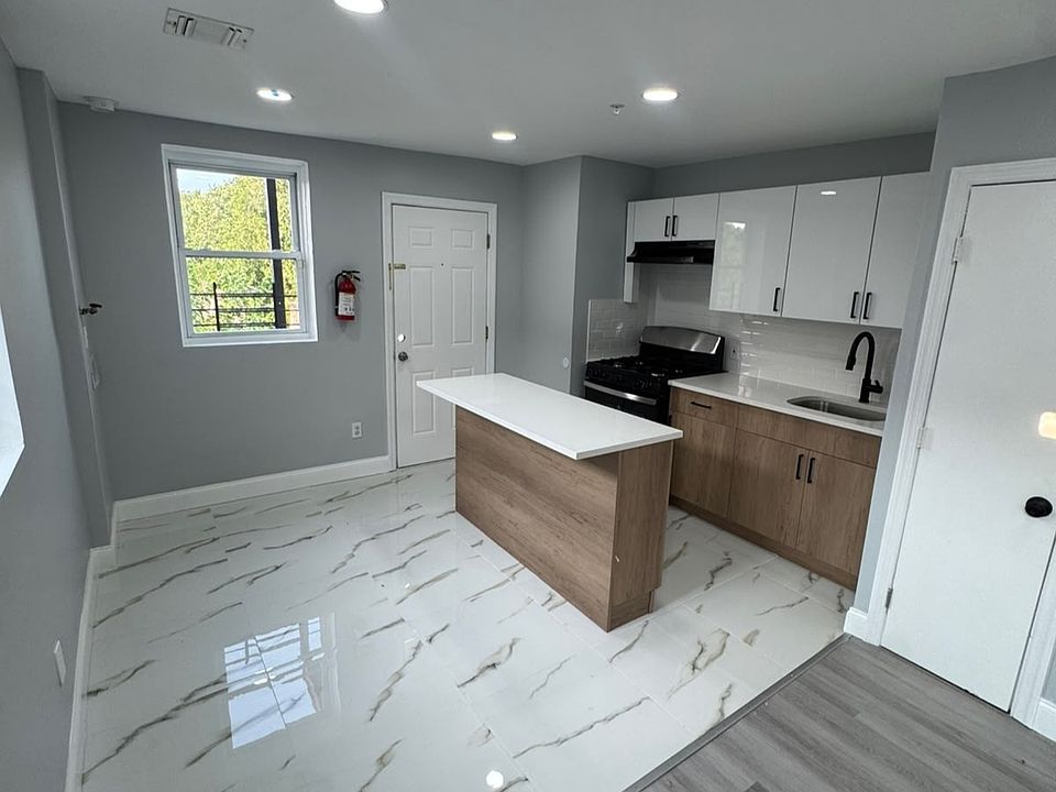 1st image of 96 Eaton Pl #1L