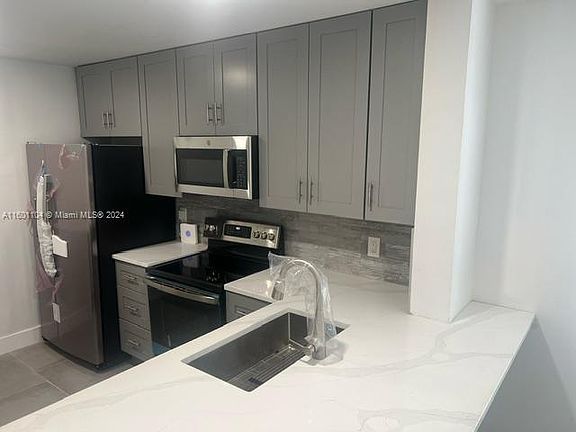 5th image of 820 NW 99th Ave