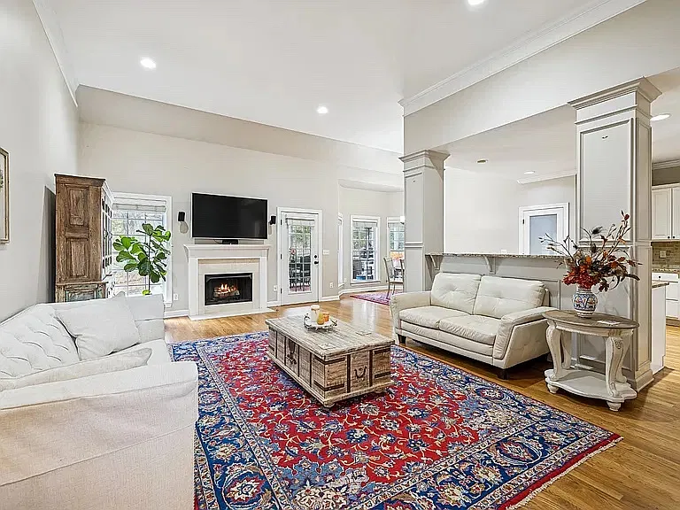 4 bed, 2862 sqft, $3,850 — Photo 3