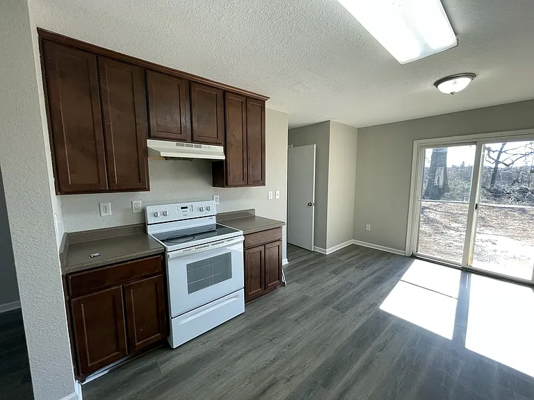 228 Whitestone Dr NE — Photo 6