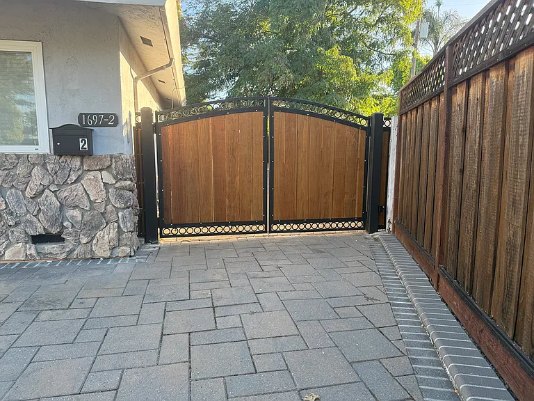 Gate, Mailbox, keypad + 2 remotes