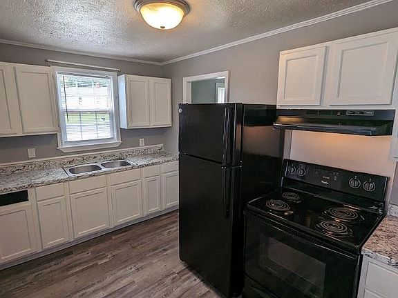 3rd image of 630 Crestlyn Dr