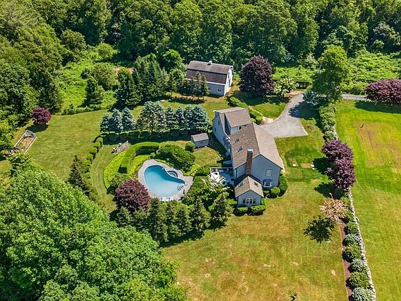 5th image of 665 Horseneck Rd