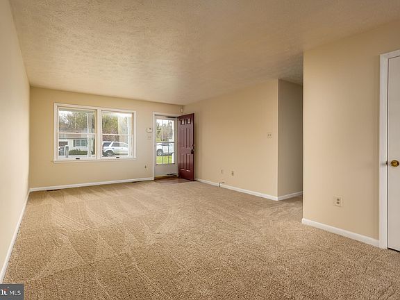 4th image of 100 Blackwater Ct