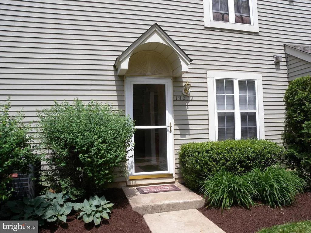 2 bed, 1.0 bath, 920 sqft, $2,100 — Photo 1