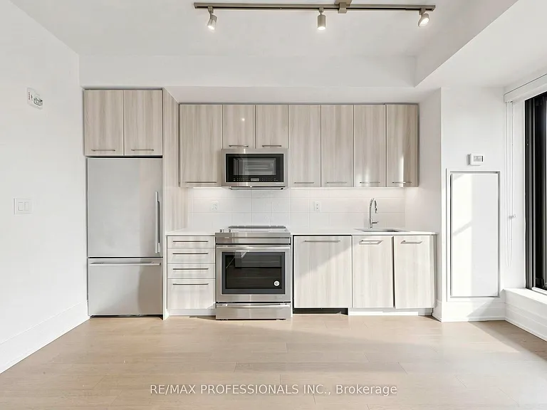 90 Niagara St #311 — Photo 8